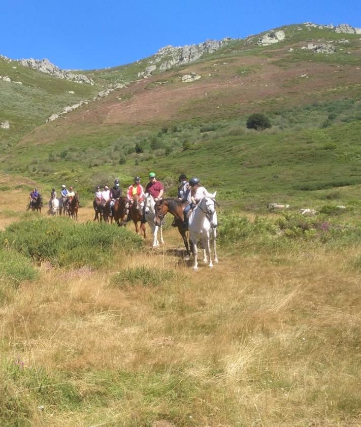 Imagen secundaria 2 - Un paseo a caballo por Campoo siempre es una buena opción.