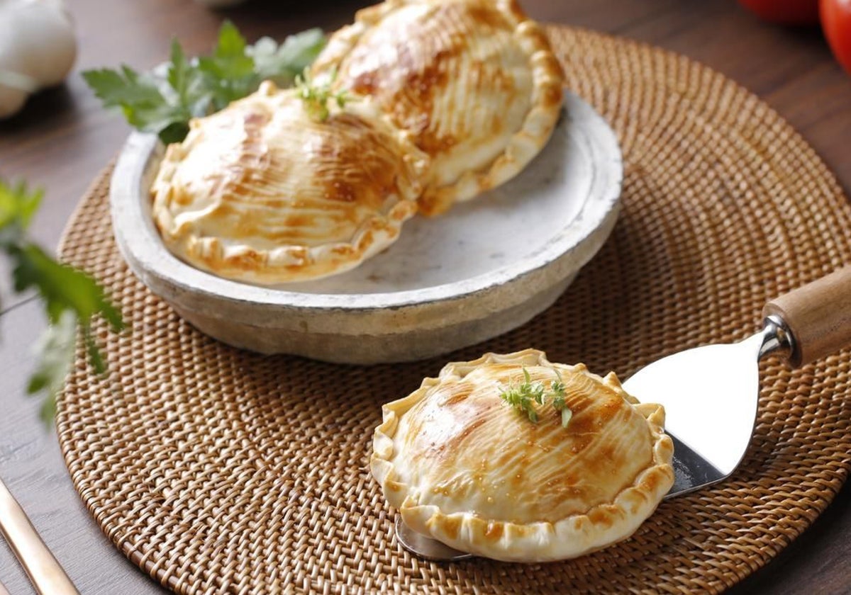 Mini pastelitos con obleas de empanadillas rellenos de bacalao