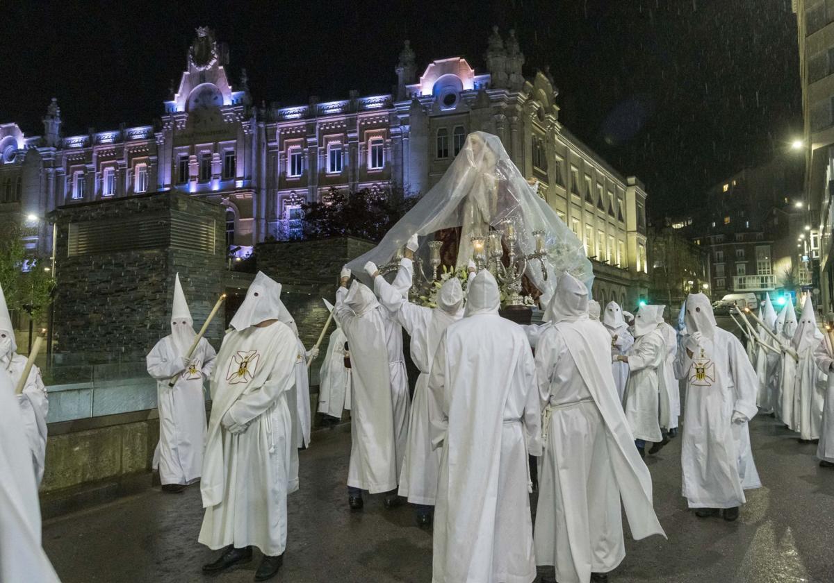 Al llegar al Ayuntamiento de Santander, un aguacero obligó a tapar con plásticos la imagen de Nuestra Señora de La Merced.