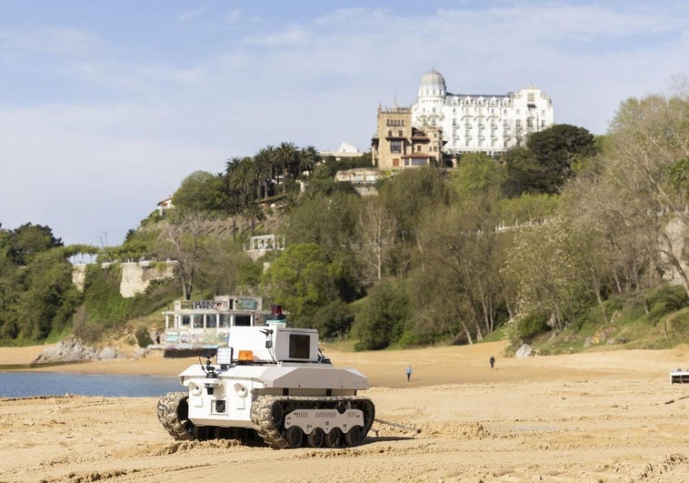 El nuevo robot que limpiará las playas de Santander, este miércoles, durante su presentación.