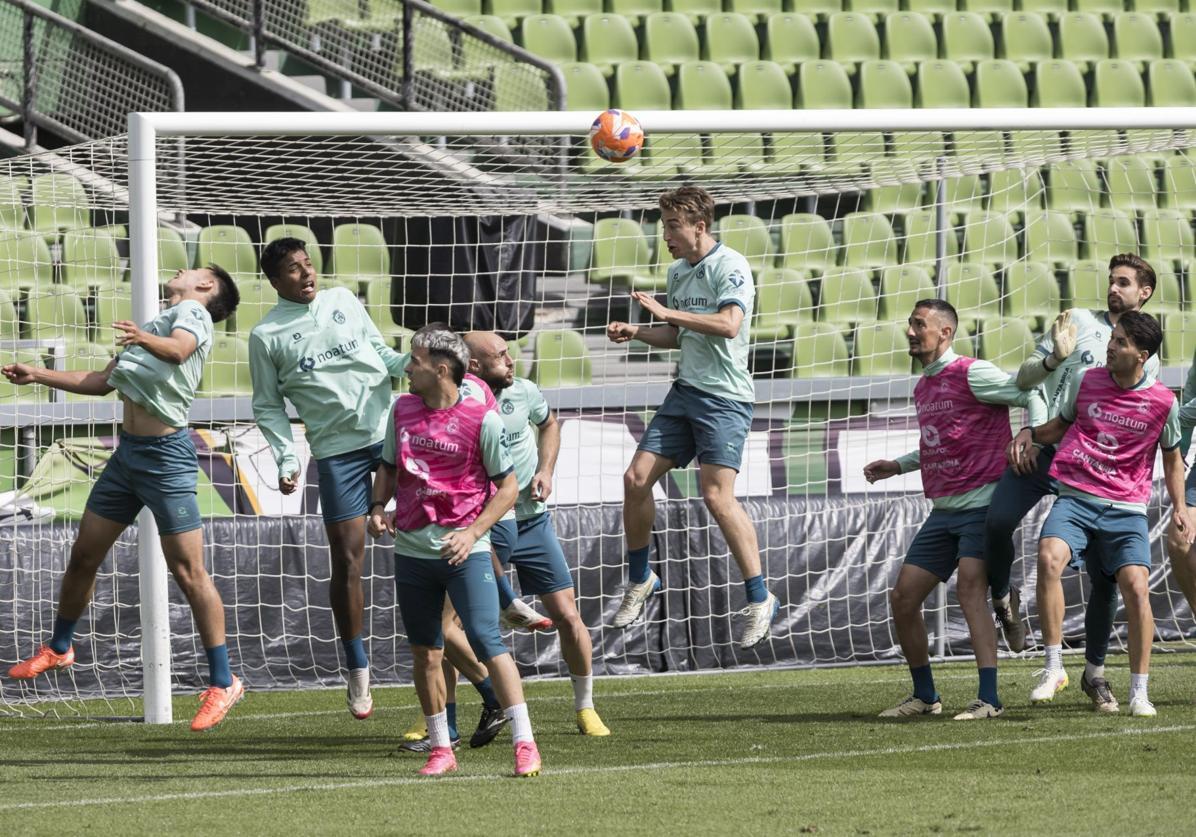 Javi Castro, que será titular en El Alcoraz, se dispone a rematar un envío lateral en un entrenamiento de esta semana en El Sardinero.