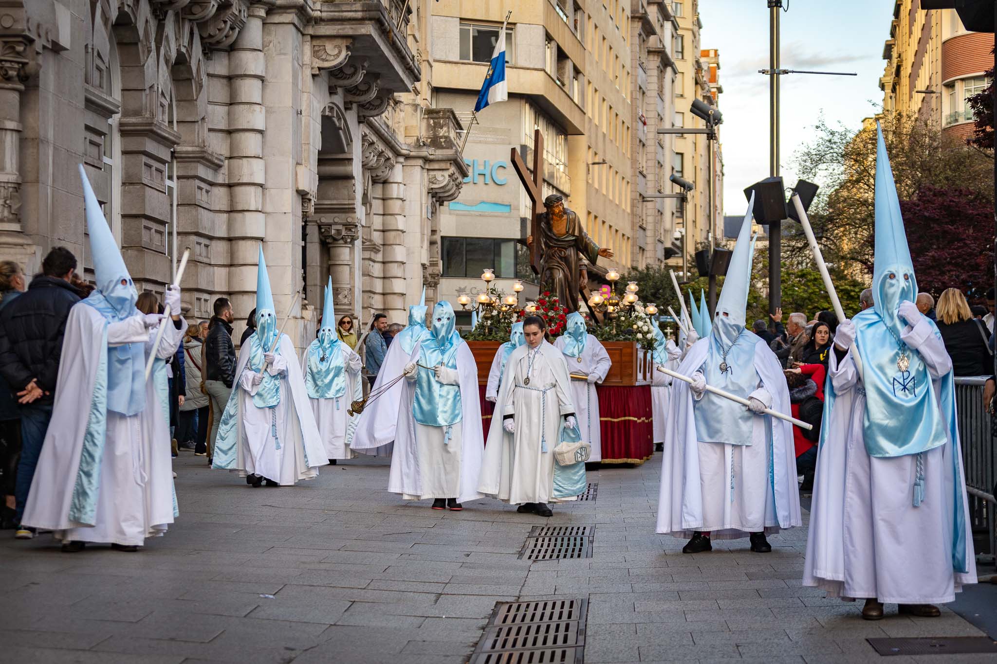 La hermandad de La Inmaculada, con el paso 'Jesús ayudado por el Cirineo', a su paso por delante del Ayuntamiento de Santander.