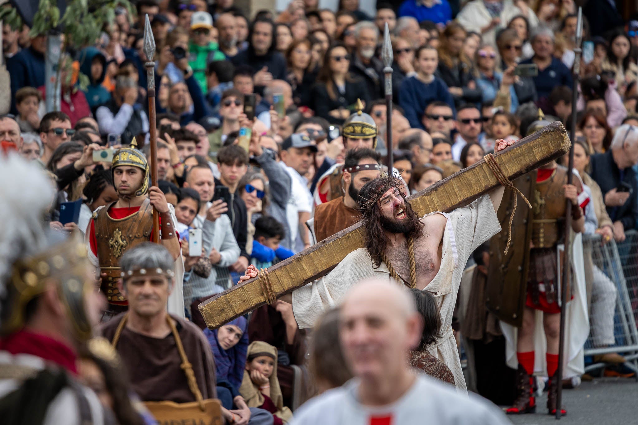 Calvo acumula ya más experiencia que la de este 2025. A sus 30 años, vive este Viernes Santo su segunda vez encarnando a Jesús