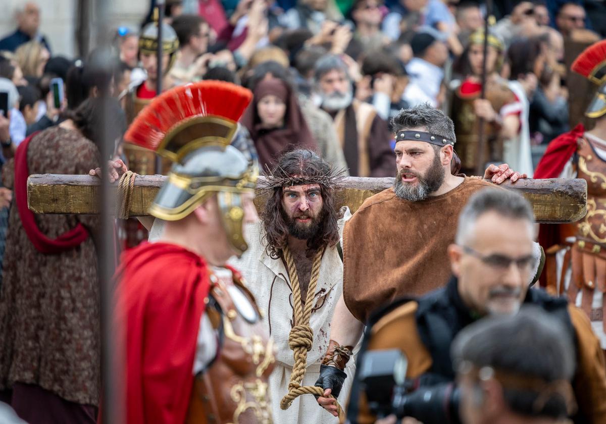 El buen tiempo ha animado a miles de personas a acudir a Castro Urdiales
