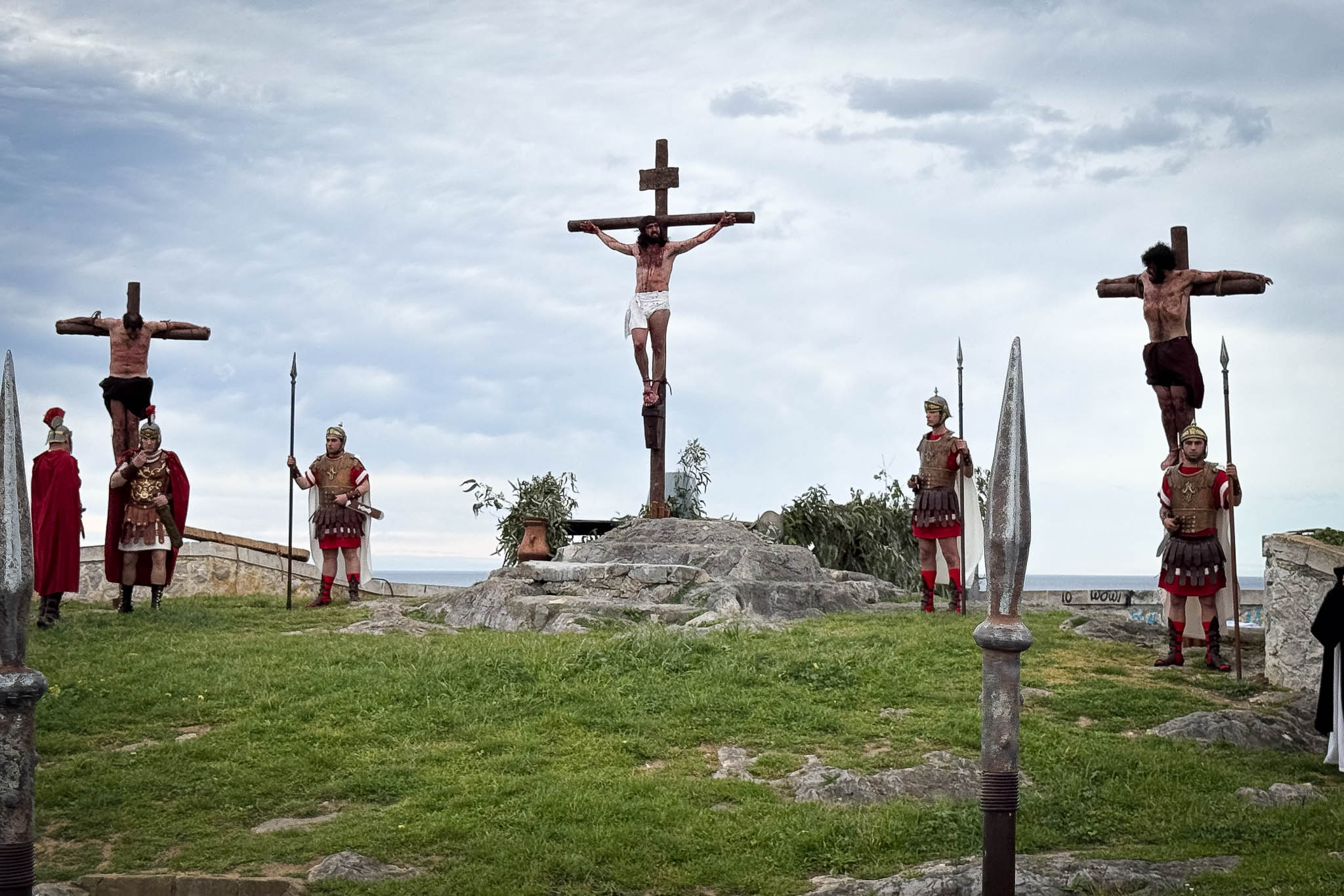A primera hora de la tarde en la Atalaya, se desarrolla el colofón de la Pasión, compuesto por las escenas de la crucifixión, muerte y resurrección de Jesús.