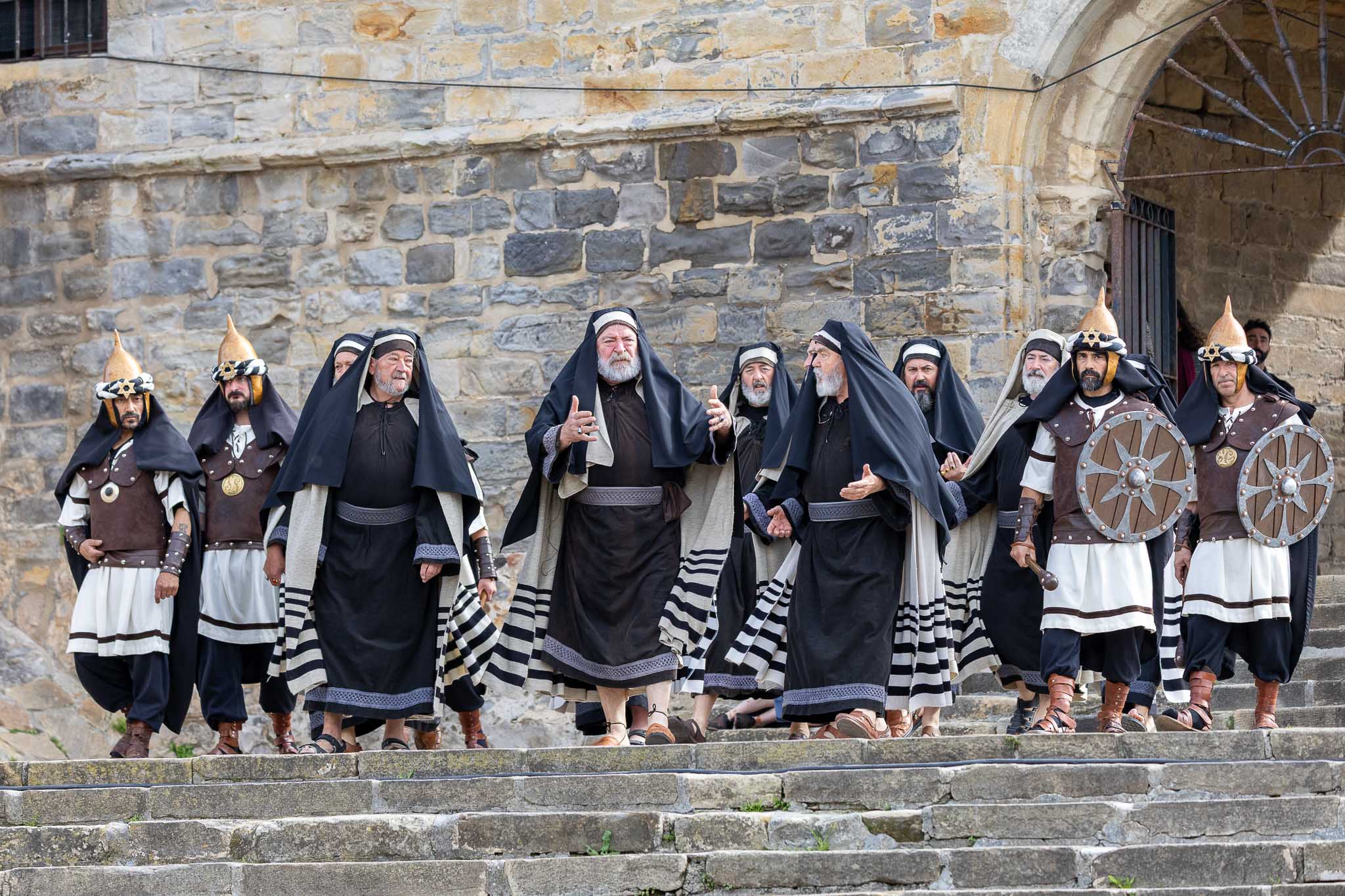 Los sacerdotes y autoridades judias camino al juicio a Jesús.