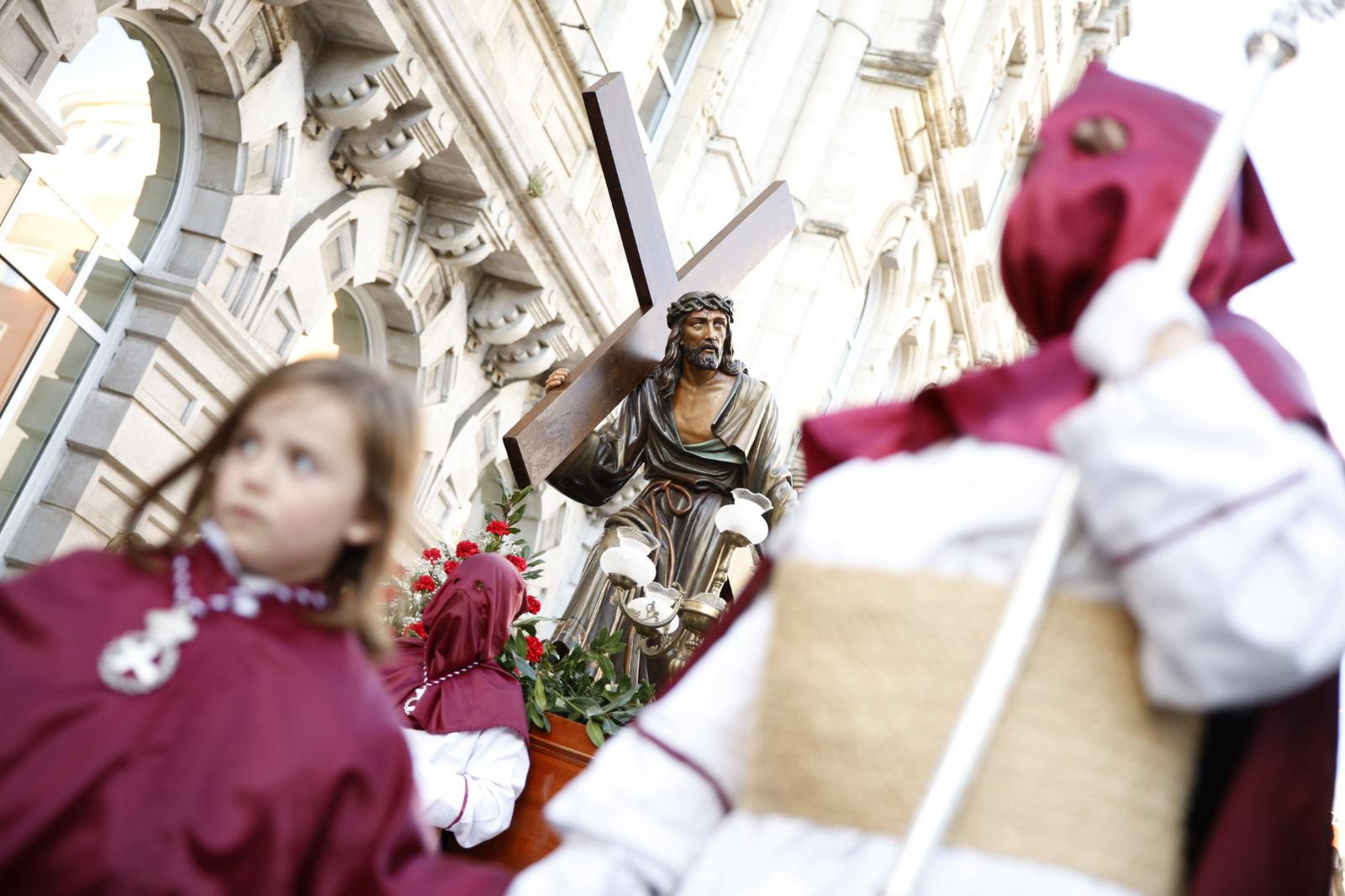 Detalle de uno de los pasos: Jesús ayudado por el cirineo.