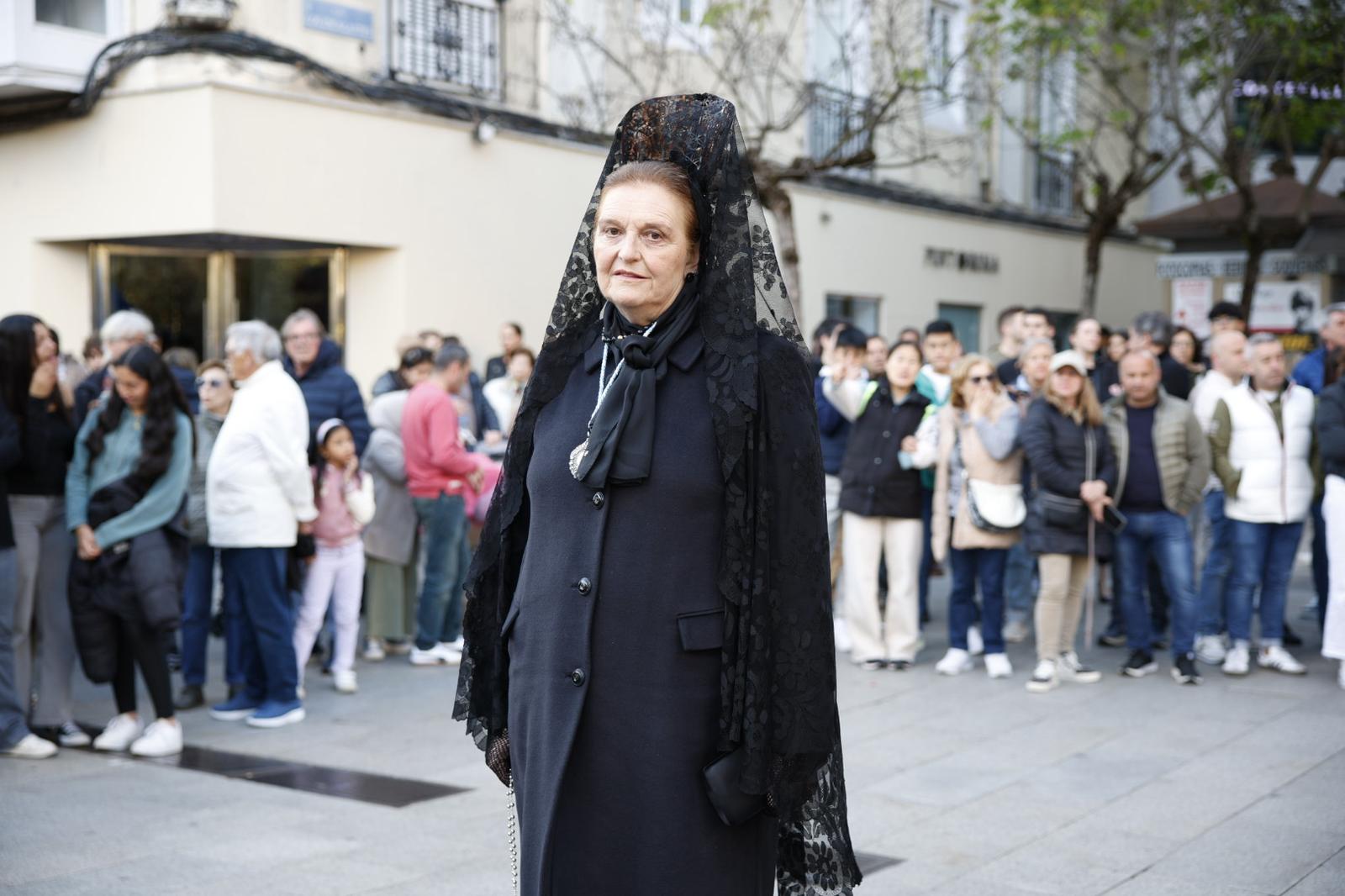 Una participante ataviada con la tradicional mantilla.