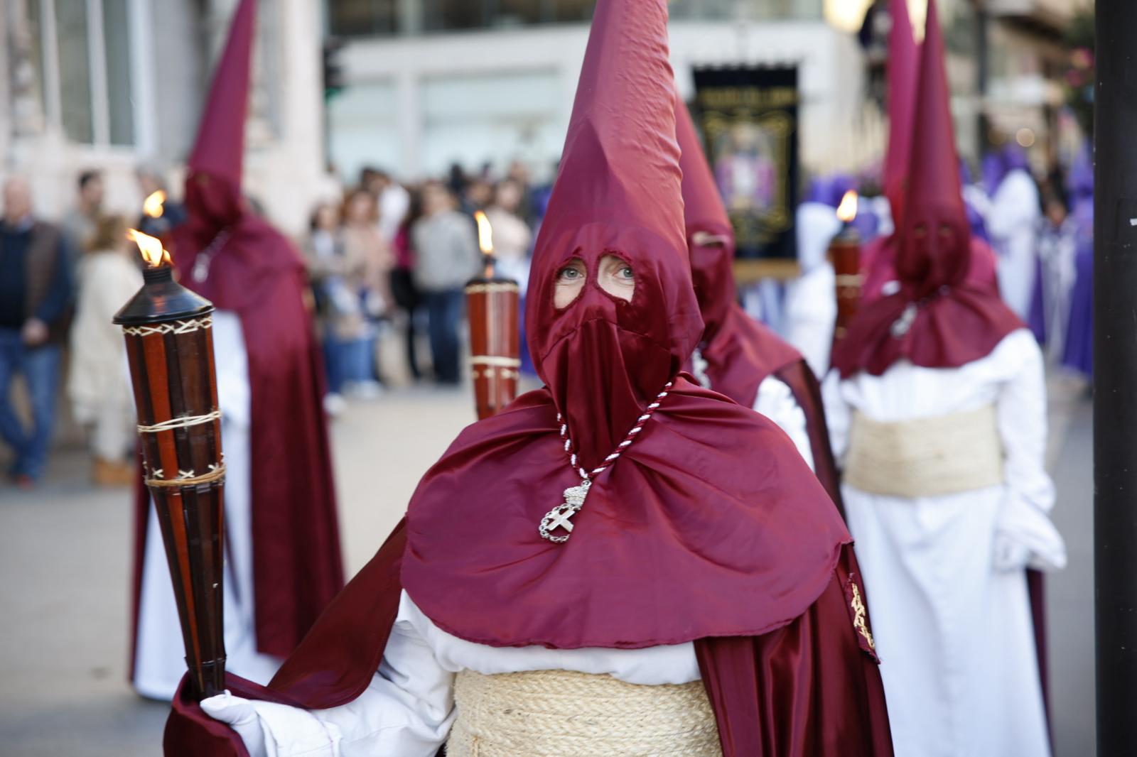 Cofrades en el desfile.