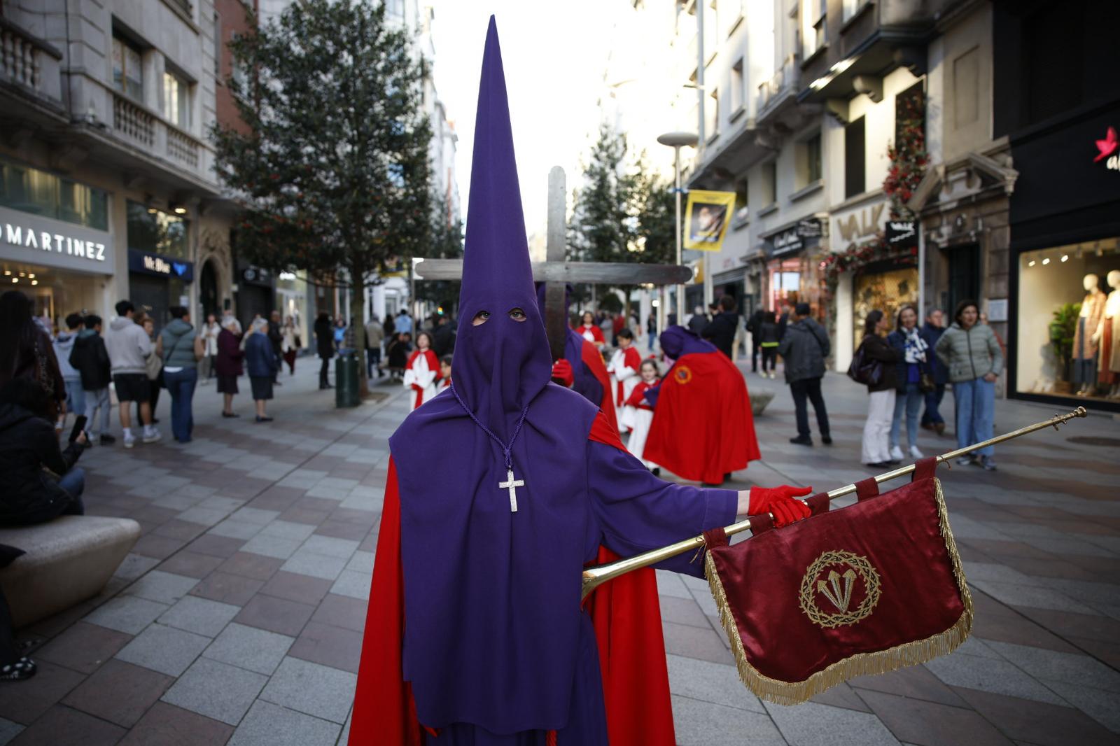 Los pasos se acercan a la plaza del Ayuntamiento por la calle Juan de Herrera.