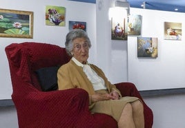Delia del Campo, a sus 94 años, celebra su primera exposición en la Sala Bretón de Astillero. 'A través de los ojos de Delia' reúne cerca de 90 cuadros de esta artista que pinta desde los años 80.