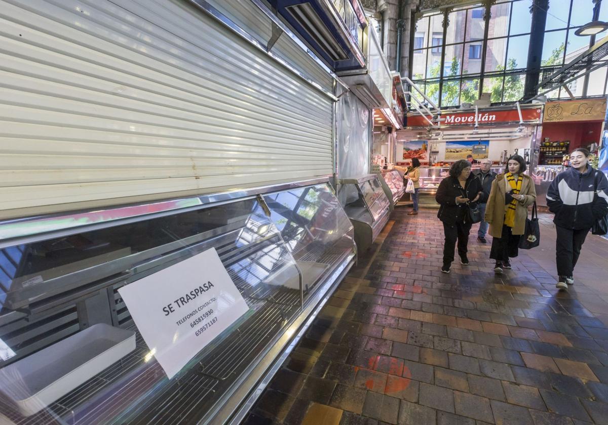 Uno de los puestos del Mercado de la Esperanza que está vacío, con un cartel de traspaso.
