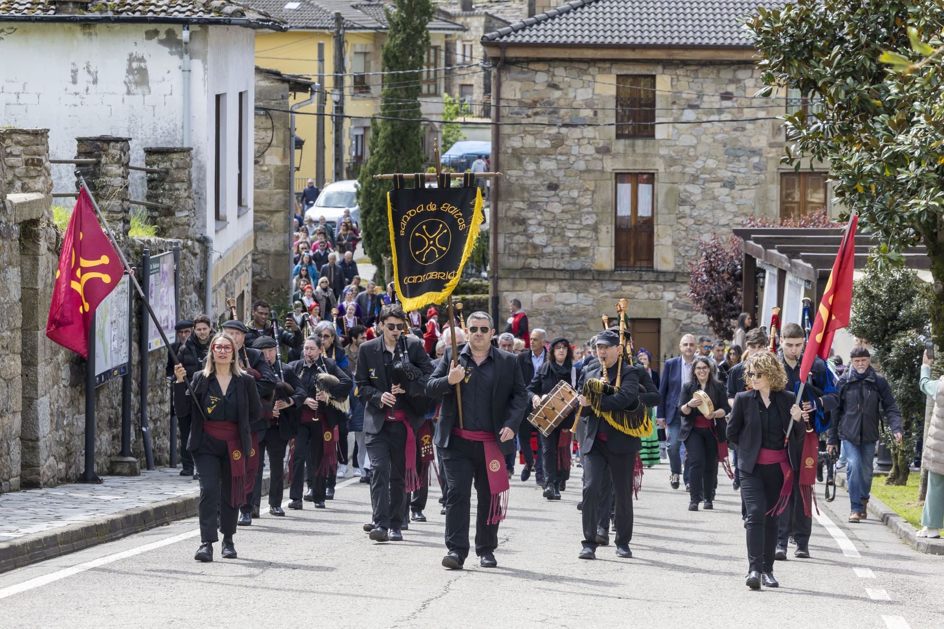 La Banda de Gaitas de Cantabria encabezó el pasacalles de trajes típicos pasiegos de la Asociación de Mujeres Río Aján.