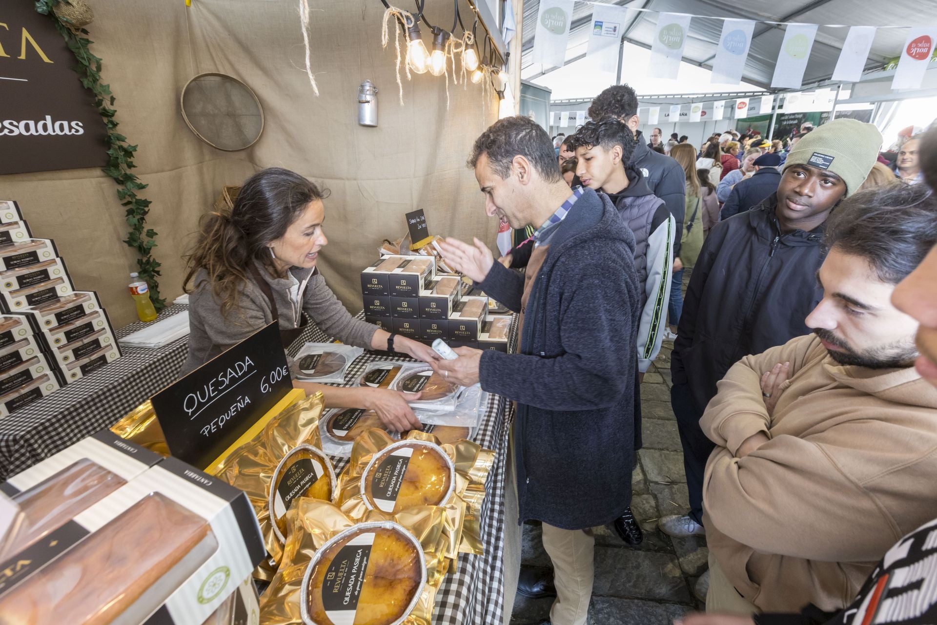 Los puestos de sobaos y quesadas, ubicados todos bajo una carpa, ofrecieron una muestra de sus productos a los visitantes. 