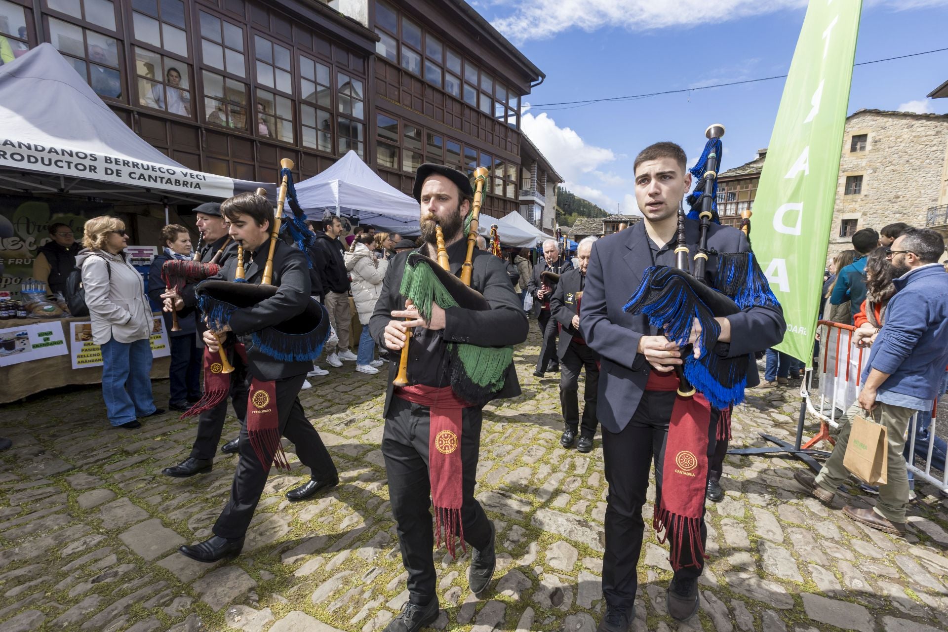 Miembros de la Banda de Gaitas de Cantabria amenizando las calles de Vega de Pas.