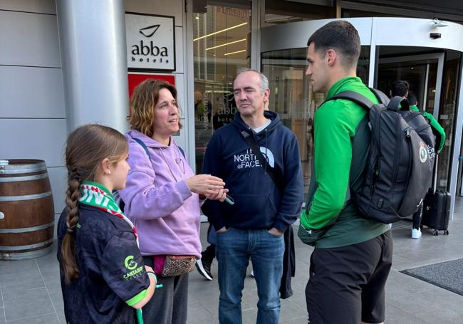 Aficionados racinguistas charlan con Álvaro Mantilla en la llegada del equipo a Huesca