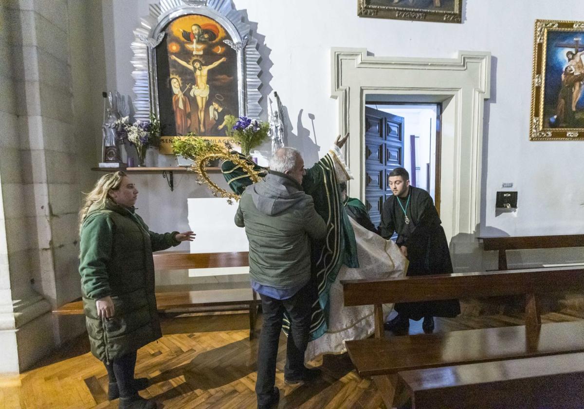 Los cofrades, en la parroquia de San Francisco