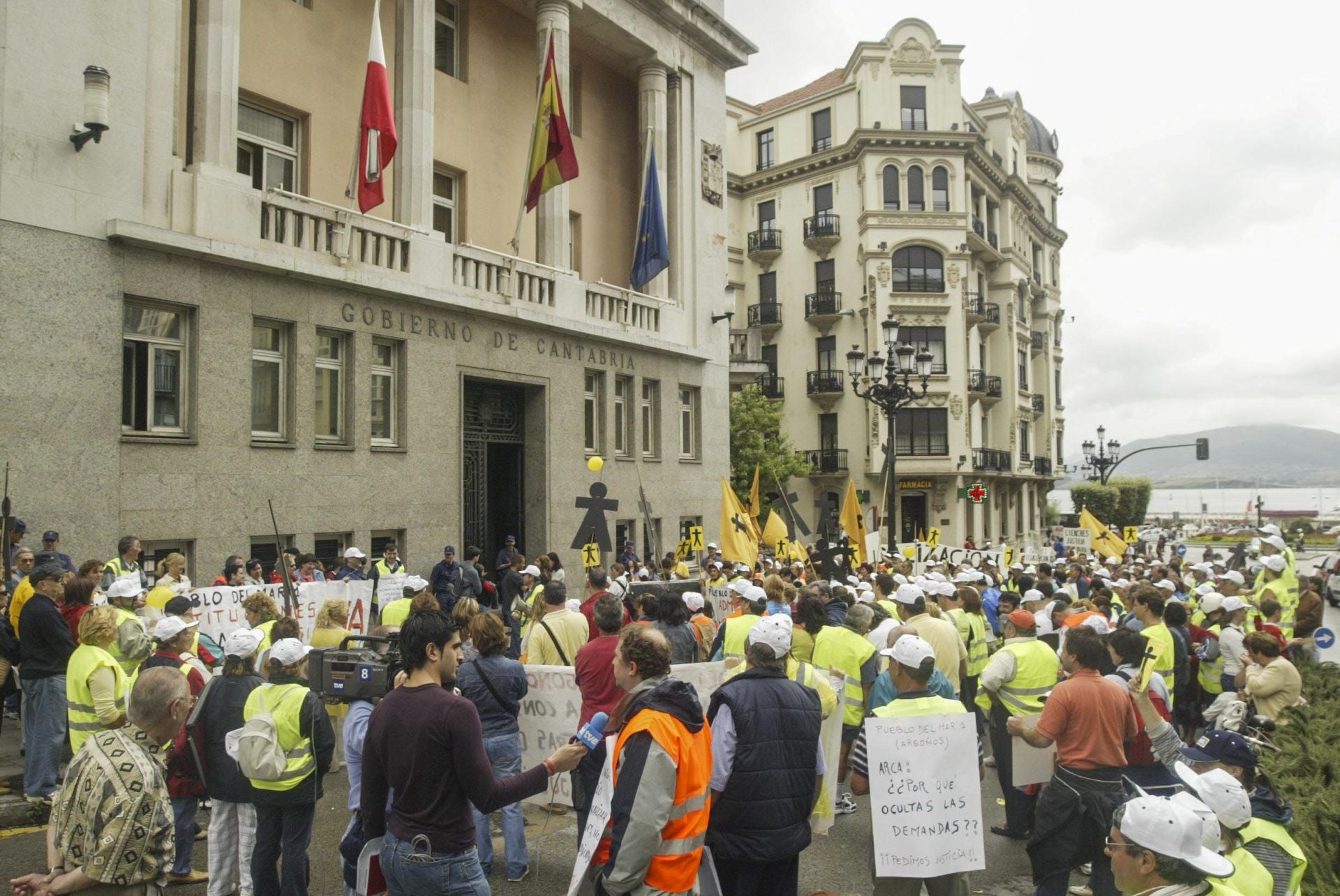 Manifestación ante la antigua sede del Gobierno, en 2005.