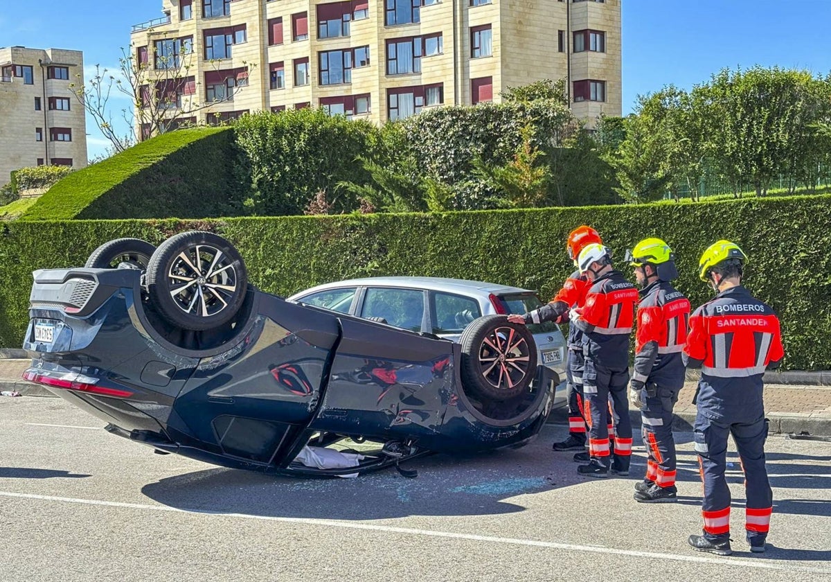 Un coche vuelca y choca contra varios vehículos en la calle Jorge Sepúlveda de Santander