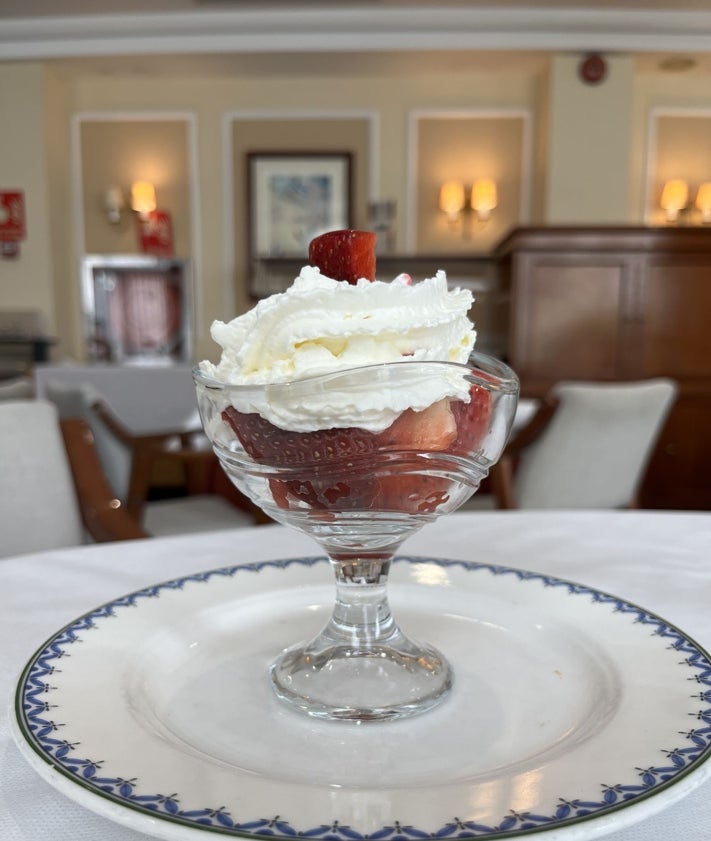 Imagen secundaria 2 - Arroz del señorito y fresas con nata.
