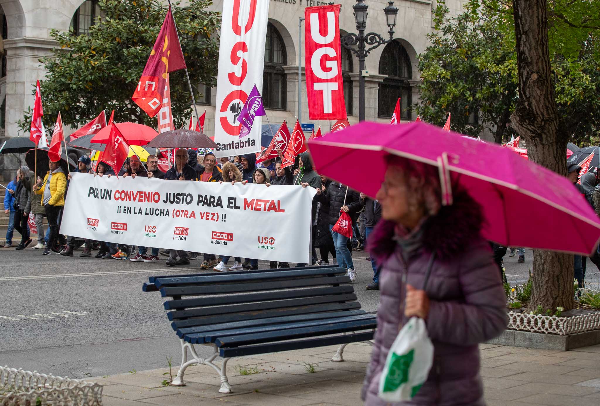 César Conde, Luis Diez y Fernando Rey, responsables de industria de CCOO, UGT y USO, respectivamente, encabezaron la manifestación.
