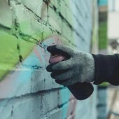 Un ganadero de Camargo que pintó grafitis en la casa de su vecina, cazado por la caligrafía