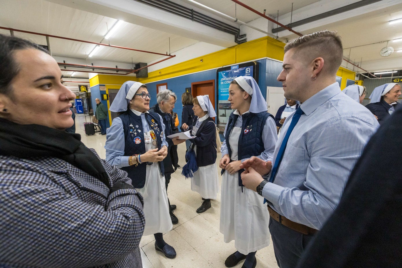 Varias 'Damas' de la Hospitalidad de Ntra. Sra de Lourdes Santander charlan y organizan todos los preparativos antes de subir a los autobuses. 