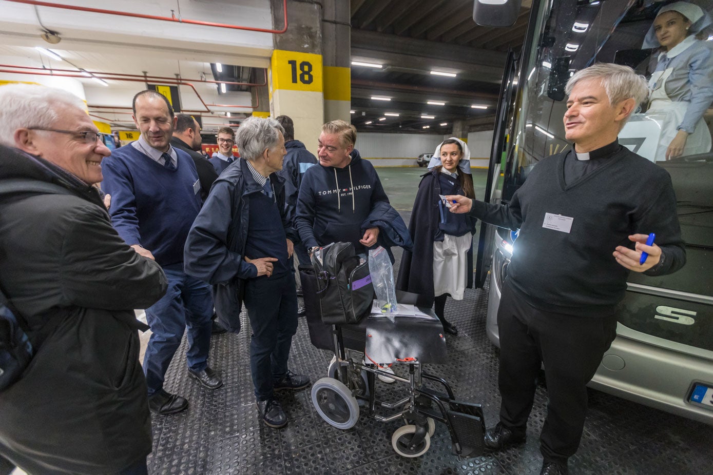 Familiares y voluntarios organizan todos los detalles justo antes del viaje a las siete y media de la mañana. 