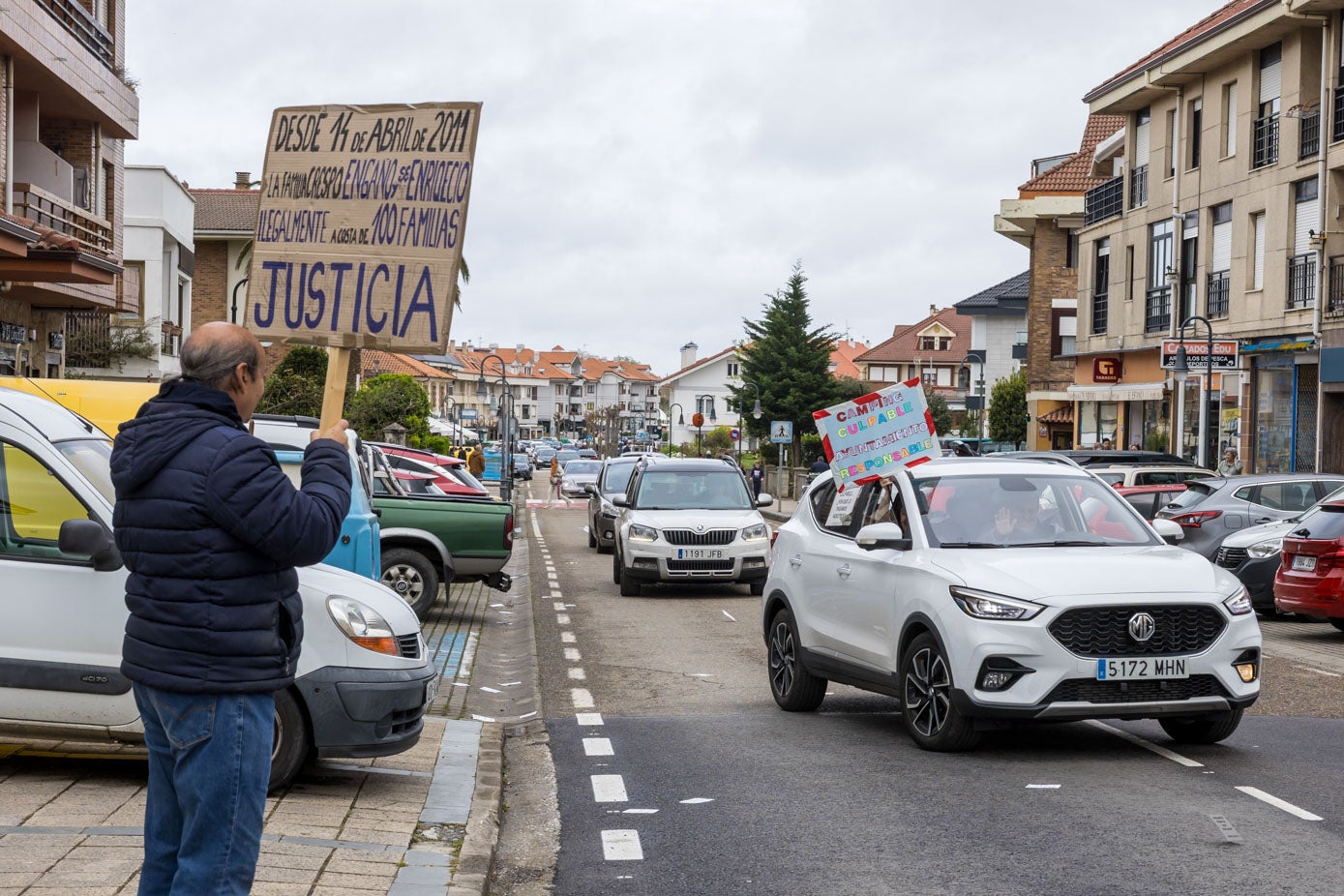 La caravana de vehículos recorrió las calles del municipio.