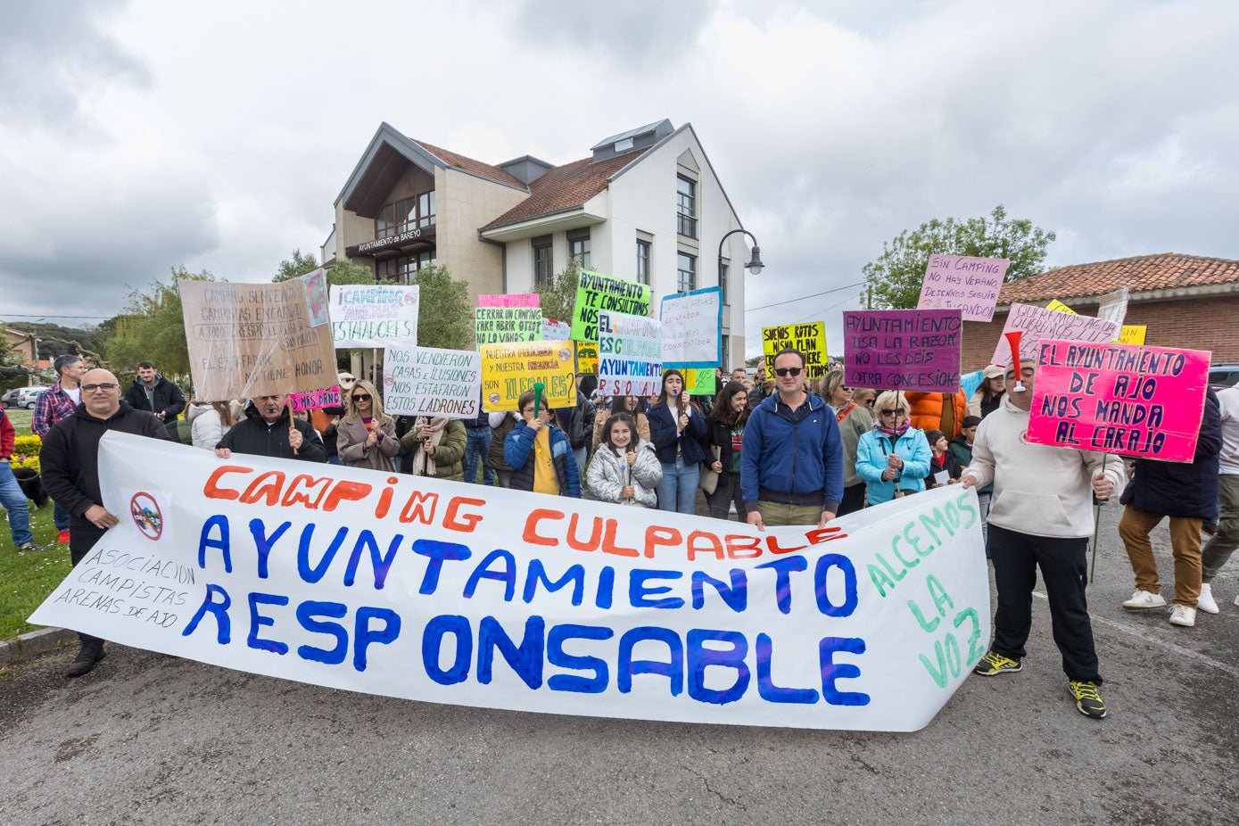 Los manifestantes portaban una pancarta donde señalaban la culpabilidad tanto de los dueños como del Ayuntamiento.