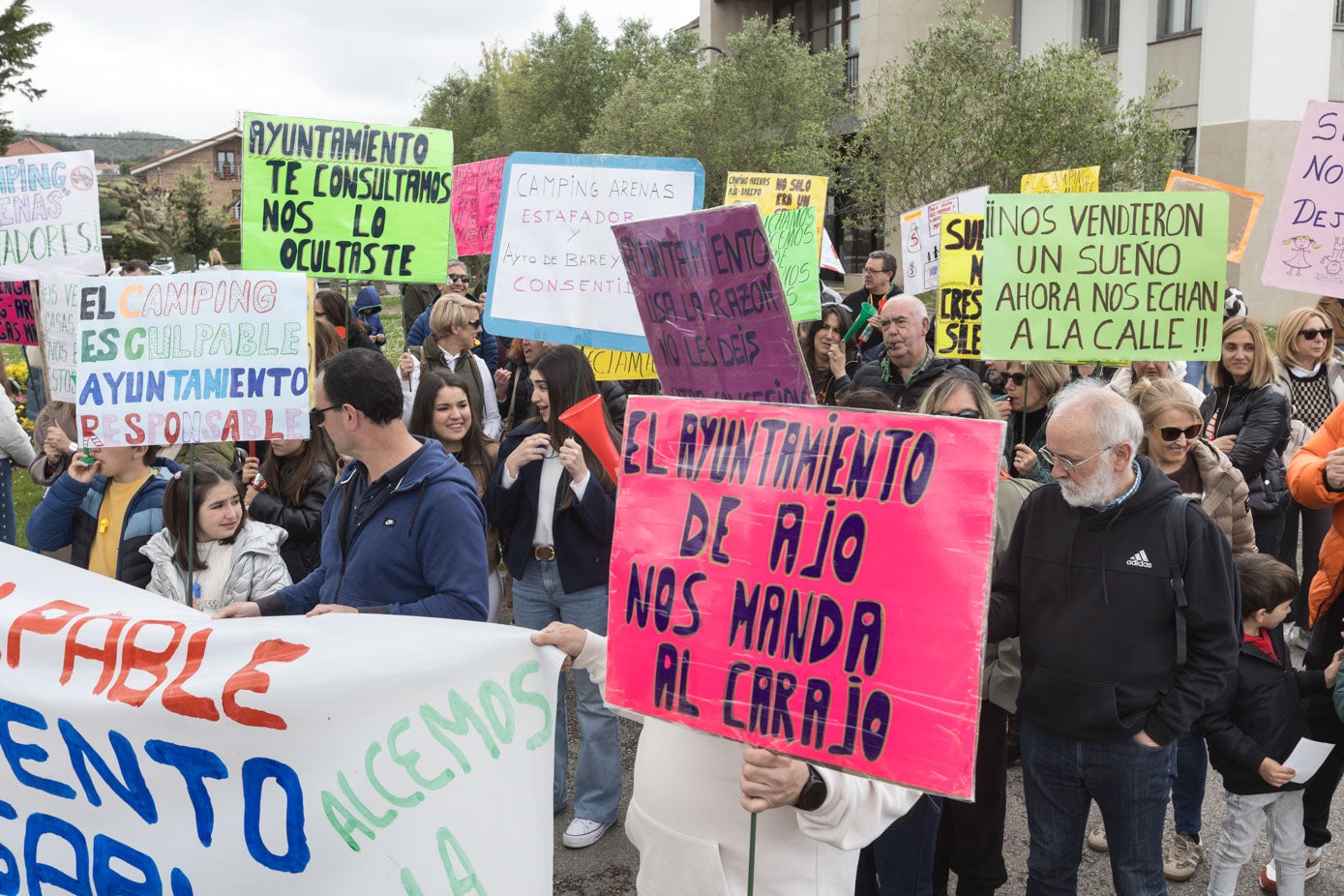 Las referencias hacia el Ayuntamientos se repetían en los distintos carteles.