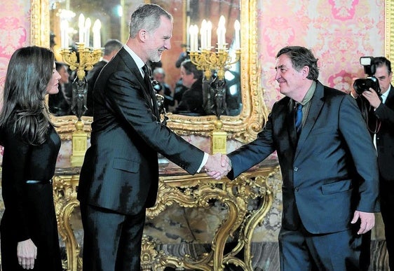 Los reyes reciben al director del Instituto Cervantes, Luis García Montero, en el Palacio Real.