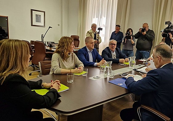 Momento de la reunión entre PP y PRC, celebrada este martes en el Parlamento.