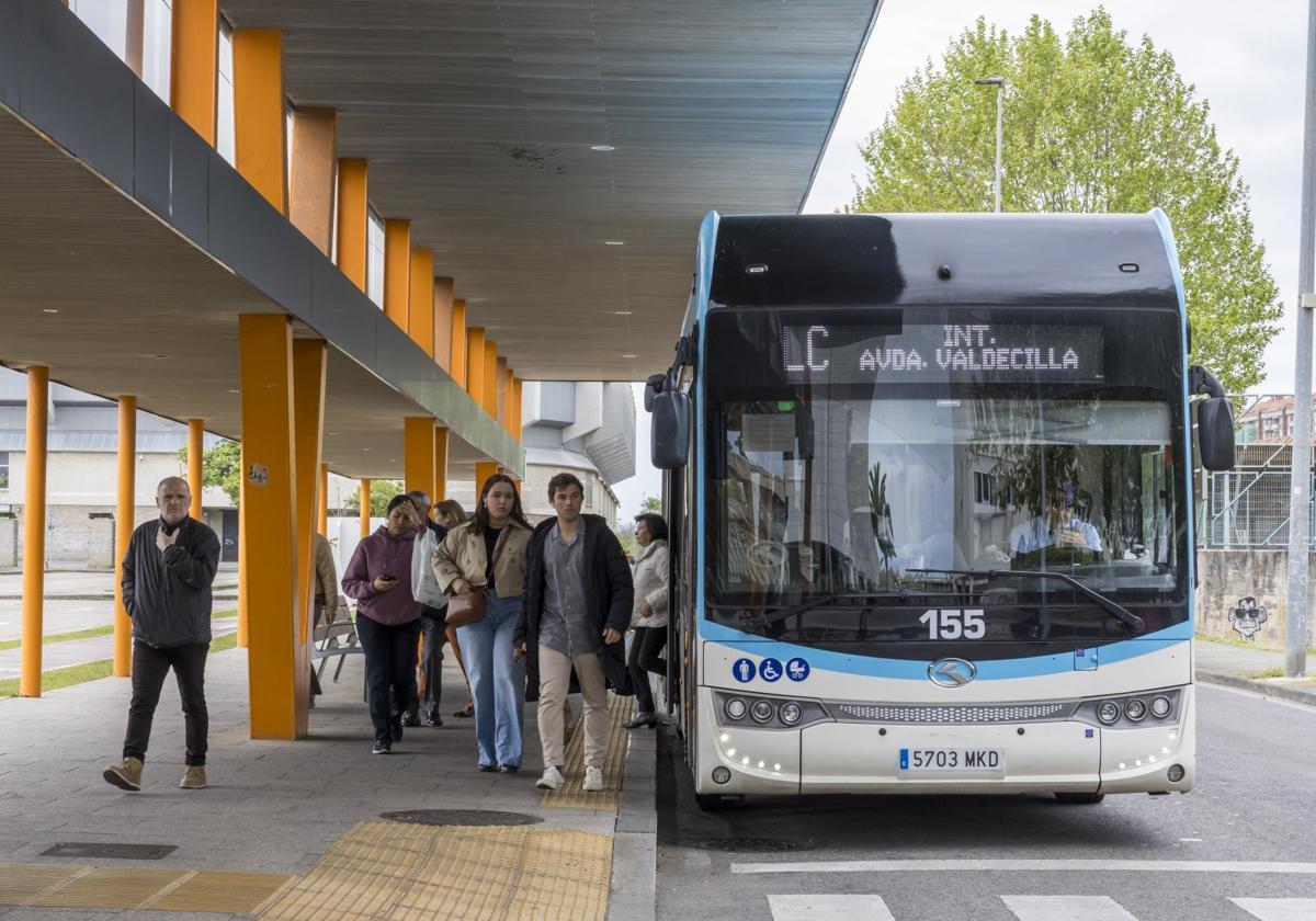 Intercambiador. Pasajeros subiendo al autobús de la Línea Central en el Sardinero.