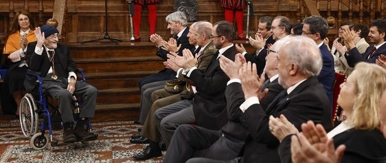 Los reyes, Felipe y Letizia, conversan con el autor de 'Donde las mujeres' tras la entrega del galardón, en el claustro de la Universidad de Alcalá de Henares.