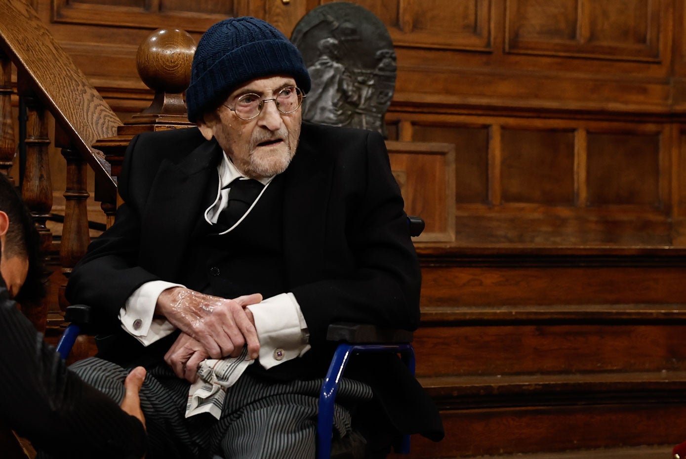 El escritor santanderino Álvaro Pombo momentos antes de recibir el Premio Cervantes 2024, este miércoles en el paraninfo universitario de Alcalá de Henares.