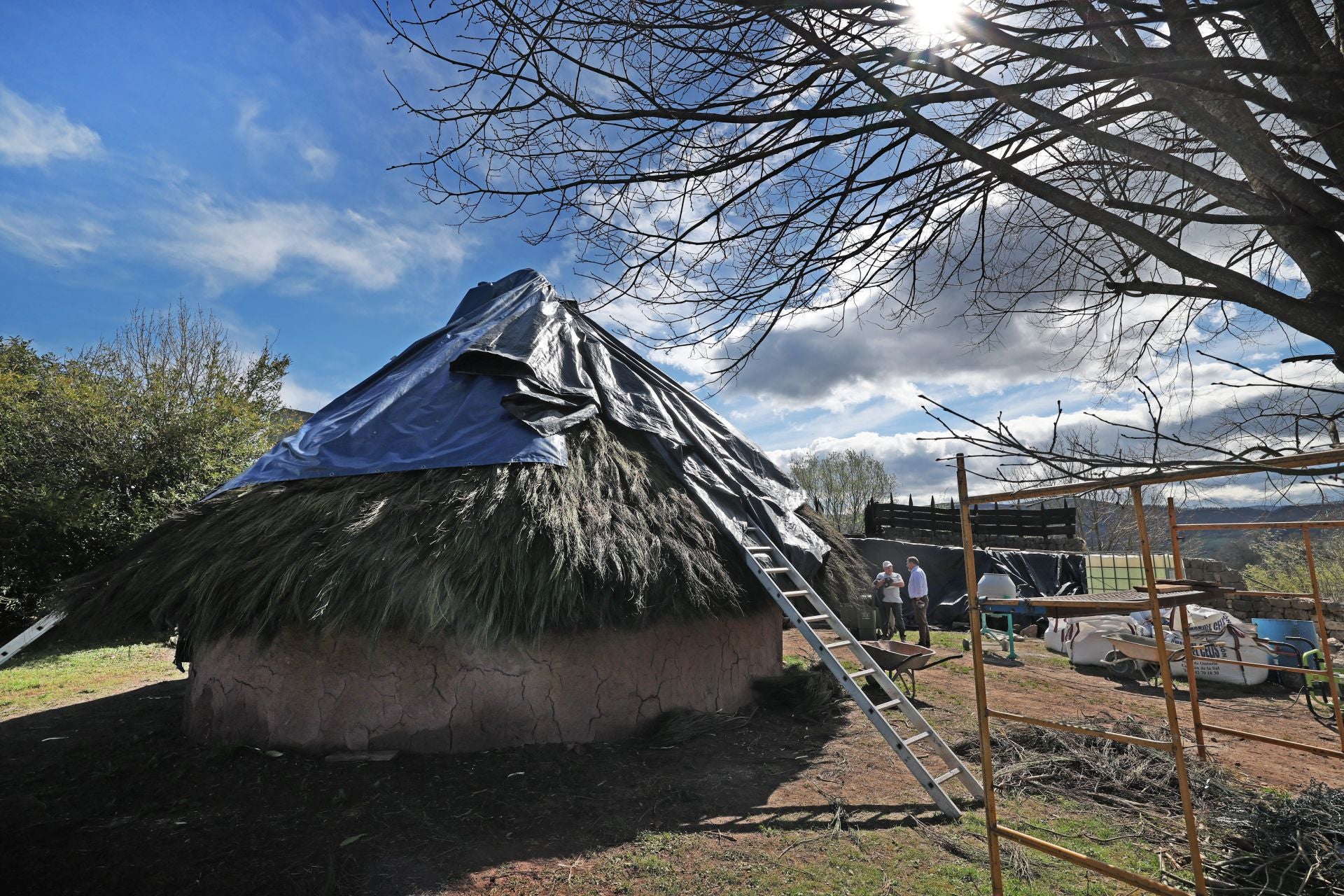 Trabajos de restauración de la techumbre de la cabaña más grande de las tres, perteneciente al siglo VIII a. de C. 
