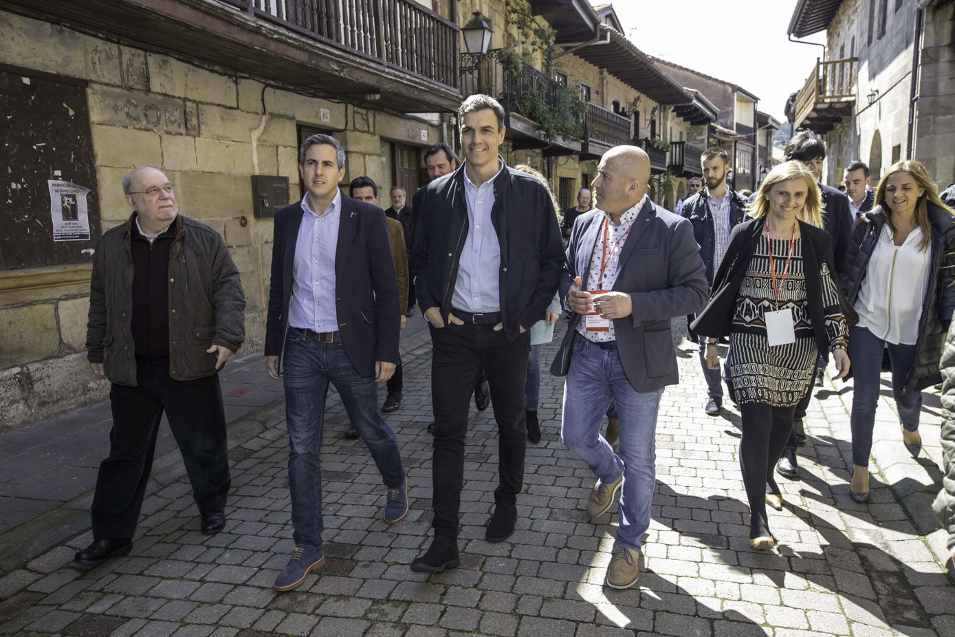 Charlando con Pedro Sánchez durante una visita a Cartes antes de ser presidente del Gobierno de España.