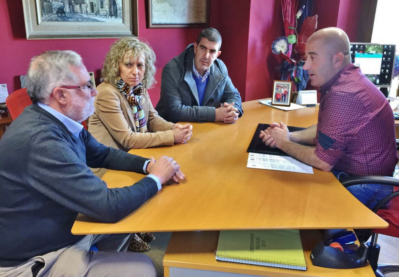 En su despacho del Ayuntamiento de Cartes, durante una reunión con la entonces líder del PSOE de Cantabria, Eva Díaz Tezanos.