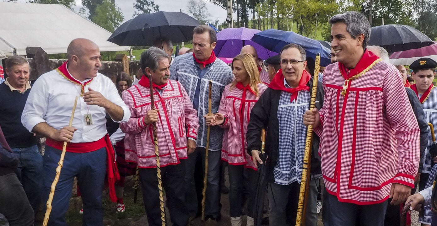 Molleda, en una subida a San Cipriano junto a Miguel Ángel Revilla, Guillermo Blanco, Noelia Cobo, José Manuel Cruz Viadero y Pablo Zuloaga.