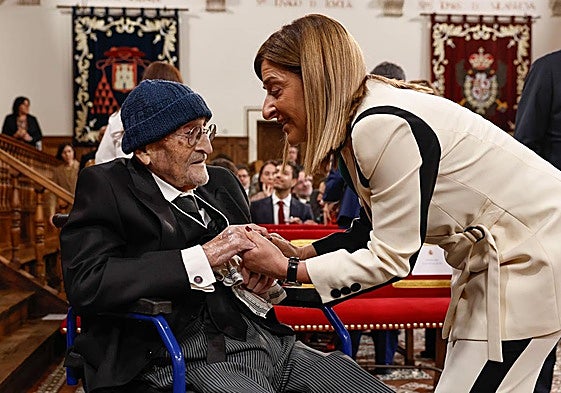 El escritor Álvaro Pombo recibe un caluroso aplauso tras recibir el Premio Cervantes acompañado de los Reyes, Felipe VI y Letizia