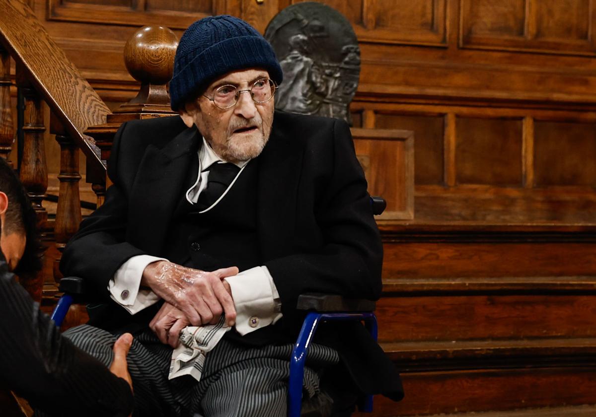 Álvaro Pombo se define como «genio y figura» tras recoger el Cervantes y su sobrina apostilla: «No pierde el buen humor»