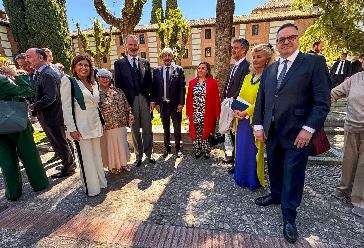 La presidenta de Cantabria, María José Sáenz de Buruaga; la madre de Mario Crespo, María del Rosario López Gómez; el rey Felipe VI, el escritor e historiador, Mario Crespo; la directora de Colpisa, Mar Domínguez; el director de comunicación de Vocento, Fernando Belzunce: la empresaria y exministra de Medio Ambiente, Isabel Tocino y el director de El Diario Montañés, Íñigo Noriega