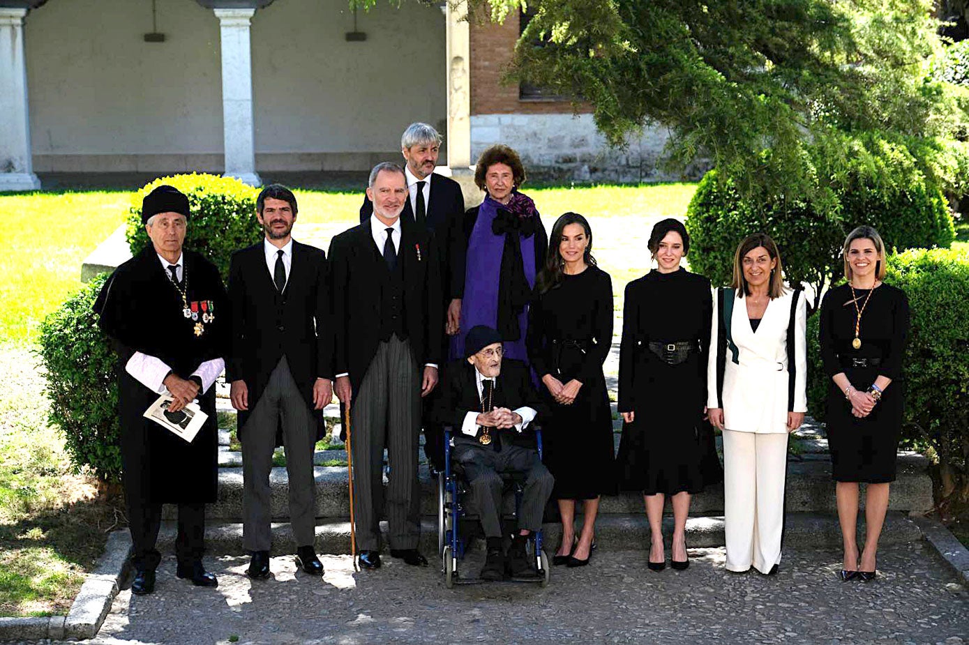 Foto de familia en los jardines de la universidad tras la ceremonia del Premio Cervantes.