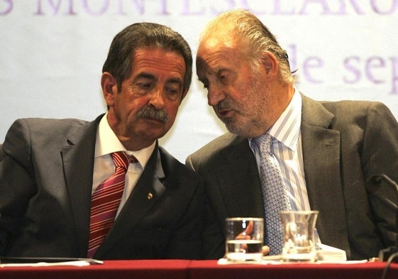El rey Juan Carlos y Revilla en el IES Montesclaros de Reinosa en 2009.