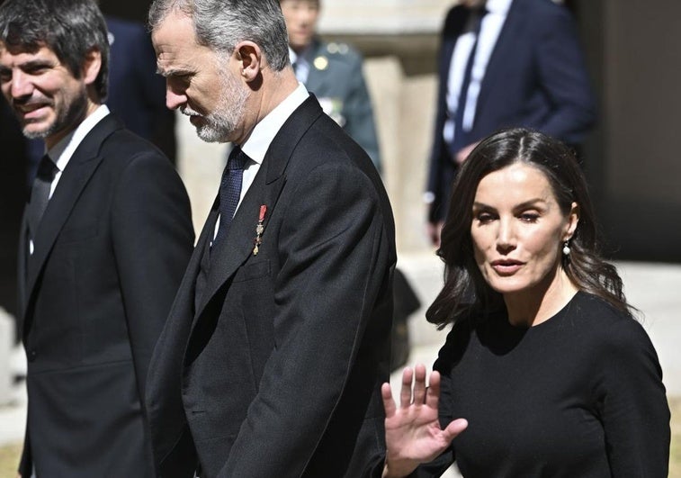 El ministro de Cultura, Ernest Urtasun, a su llegada a la entrega del Premio Cervantes junto a los reyes de España.