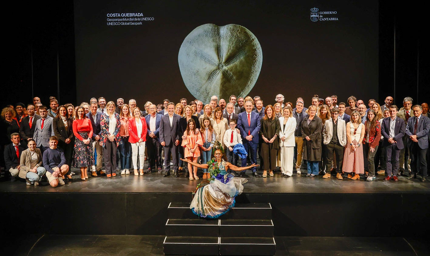 Foto de familia de los asistentes al acto celebrado en el Palacio de Festivales.