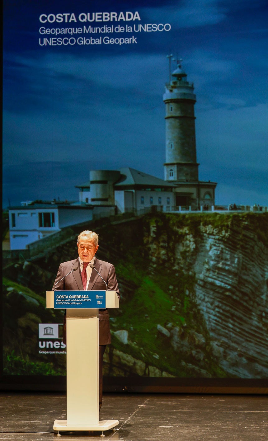 Ángel Trujillano, presidente de la Asociación Costa Quebrada, en el atril de la Sala Pereda.