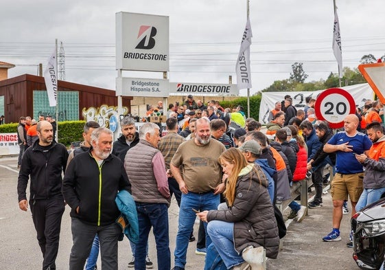 Empleados de Bridgestone, a primera hora de la mañana de este jueves en la planta de Puente San Miguel.