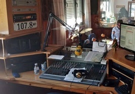 Mesa de sonido en la radio de los Corrales, Buelna FM.